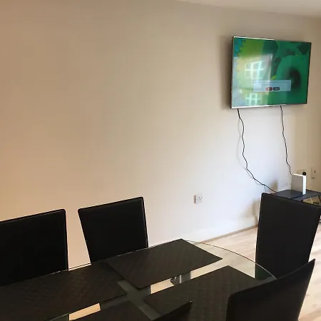 Modern City Docklands Apartment